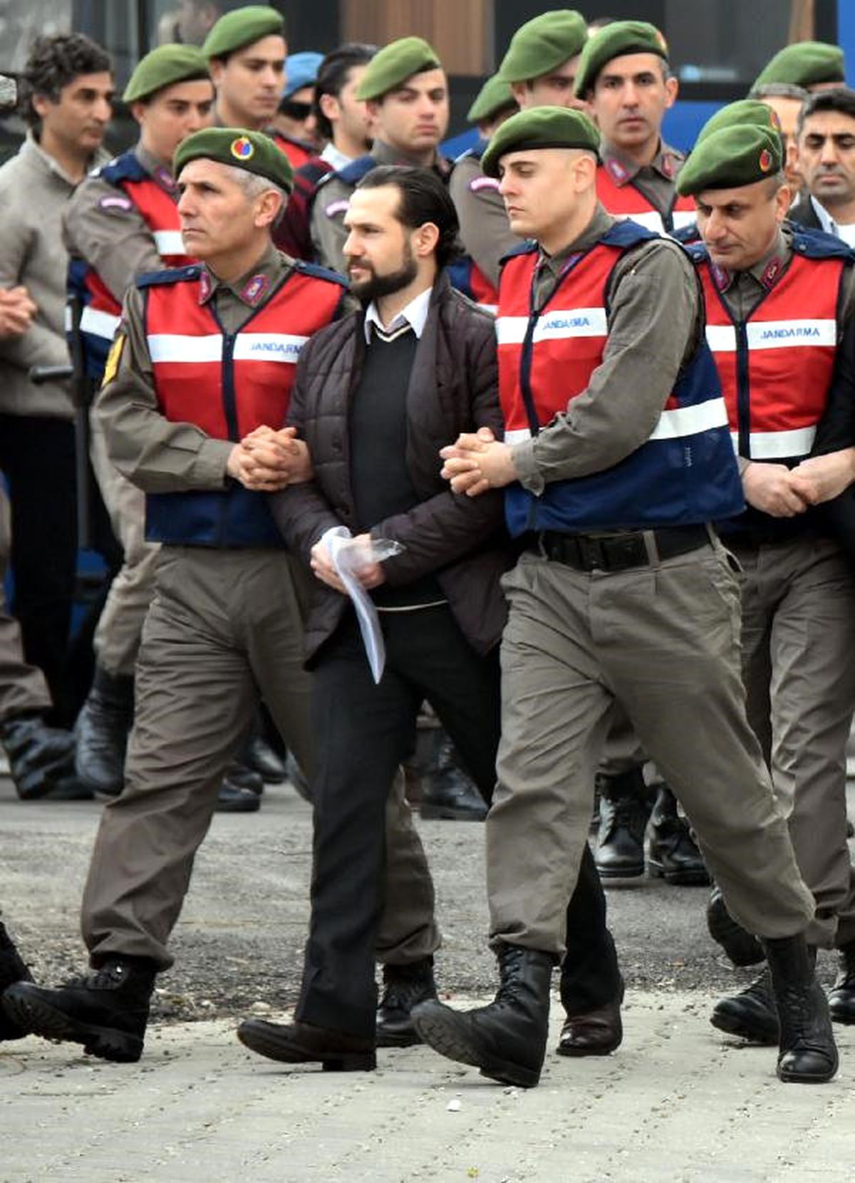 Darbeci Sat\'cı Üsteğmen Sarıbey: Ölüm Makinası Olarak Yetiştirildim