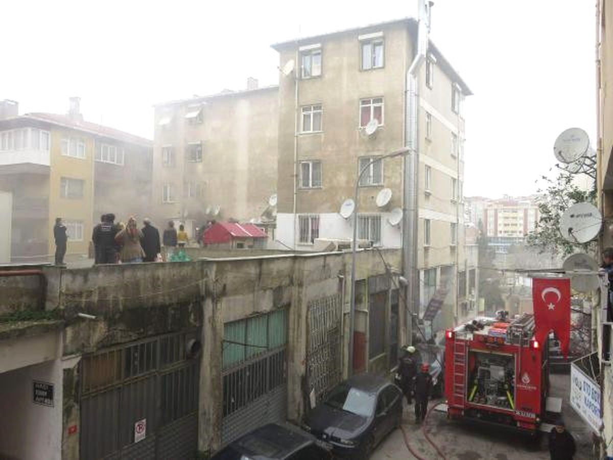 Dha İstanbul- İtfaiye Alevlerin Arasından Çıkardı