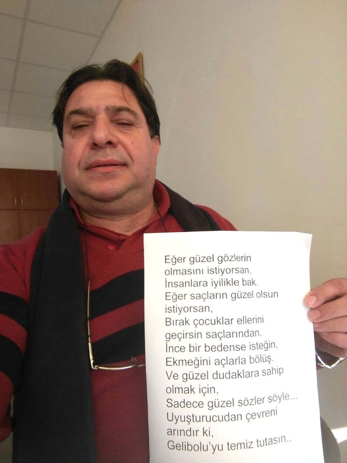 Gelibolu\'lu Gazeteciden Uyuşturucuyla Mücadelede Örnek Davranış