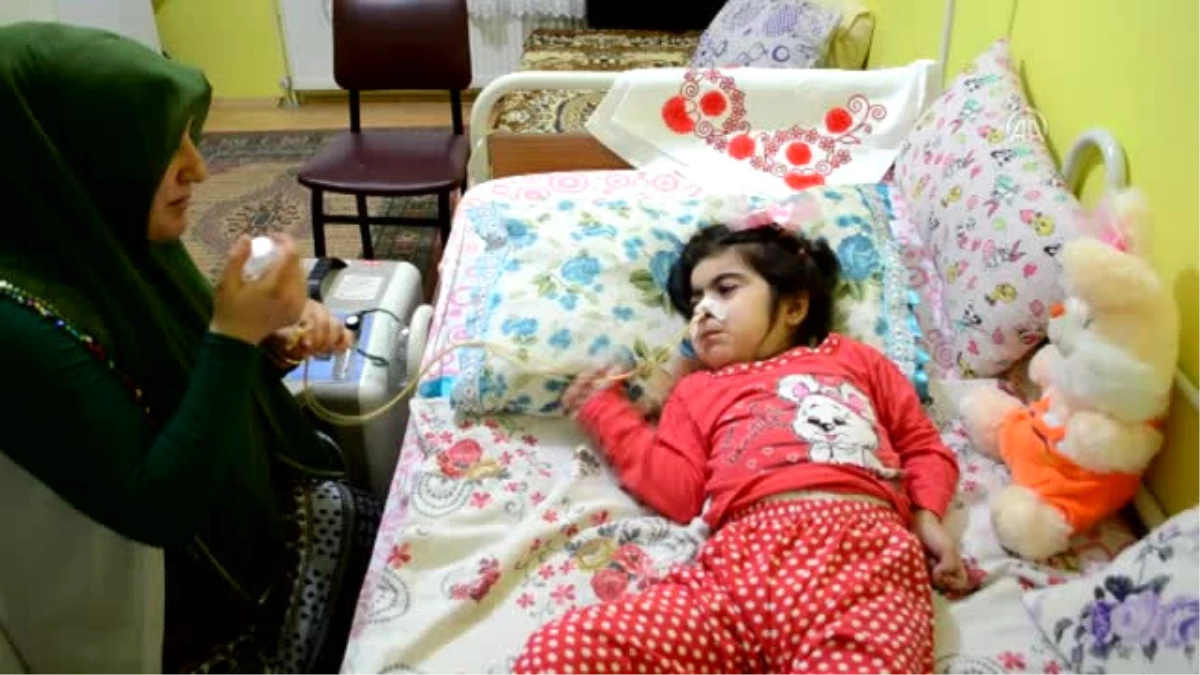 Hastalığın Okuldan Kopardığı Küçük Kız Yatağa Bağımlı Yaşıyor