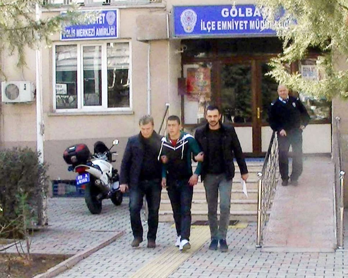 Hırsızlıktan Aranan Asker Kaçağı Polis Tarafından Yakalandı