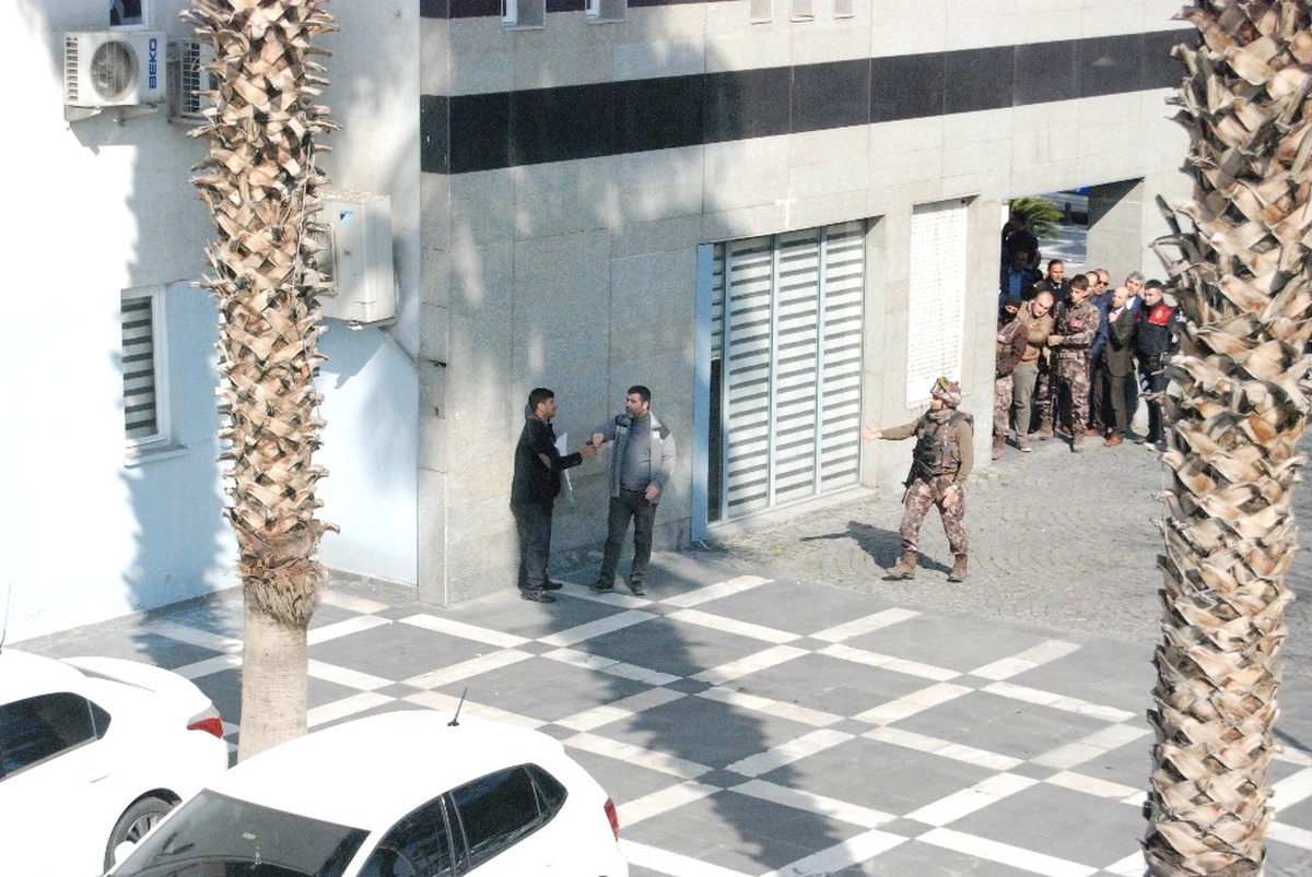 İşten Çıkarılan İşçiyi, İntihardan Polis Vazgeçirdi