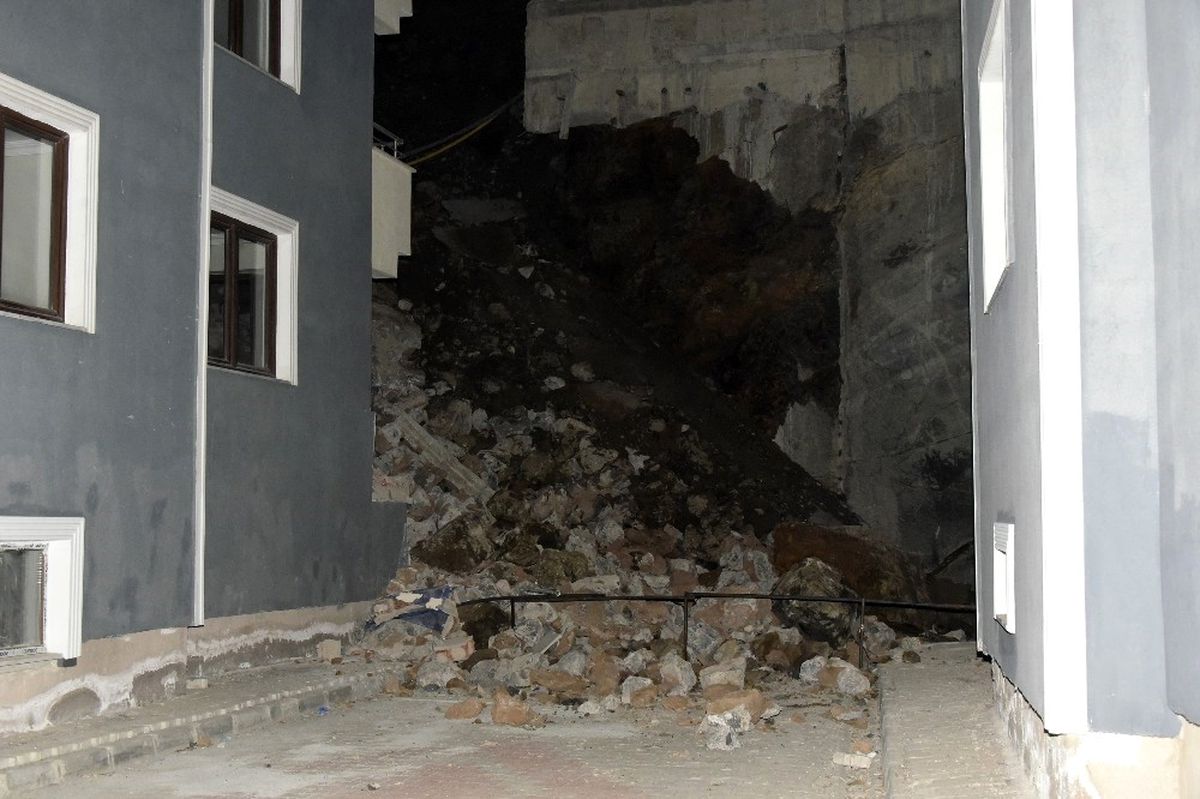 İstinat Duvarı Binanın Üzerine Yıkıldı