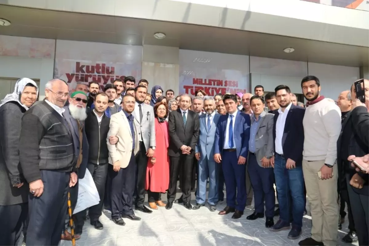 Eker\'i "Kemal Pabucu Yarım Çık Dışarıya Oynayalım" Sloganı Güldürdü