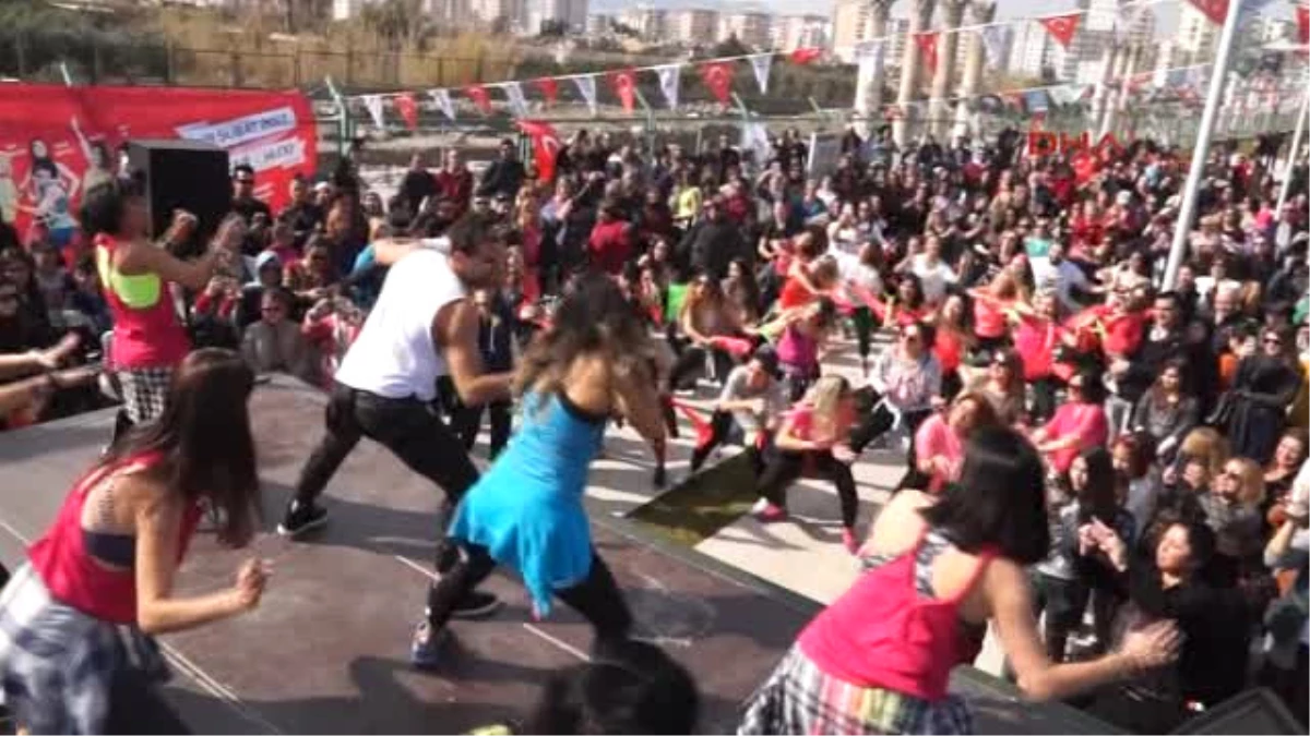 Mersin\'de Yüzlerce Kişi Kansere Karşı Dans Etti