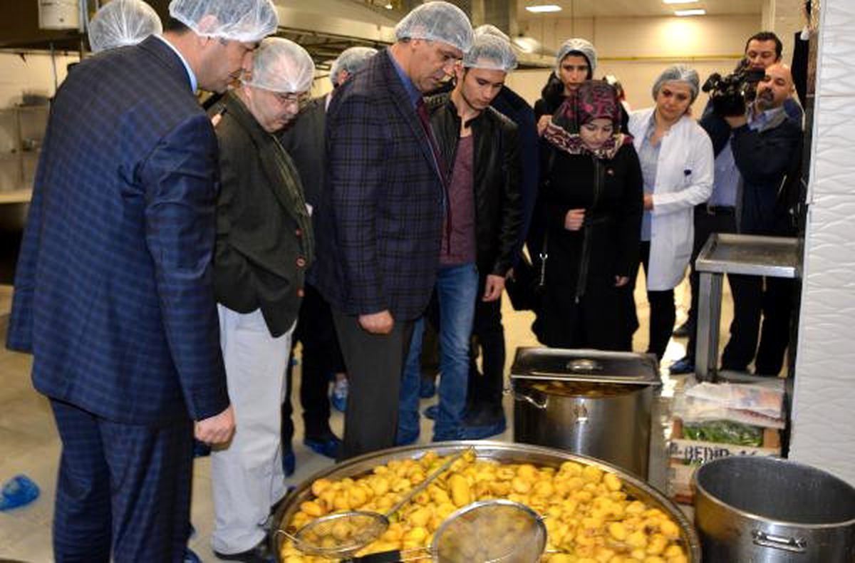 Rektör ve Öğrencilerden Üniversite Yemekhanesine Baskın