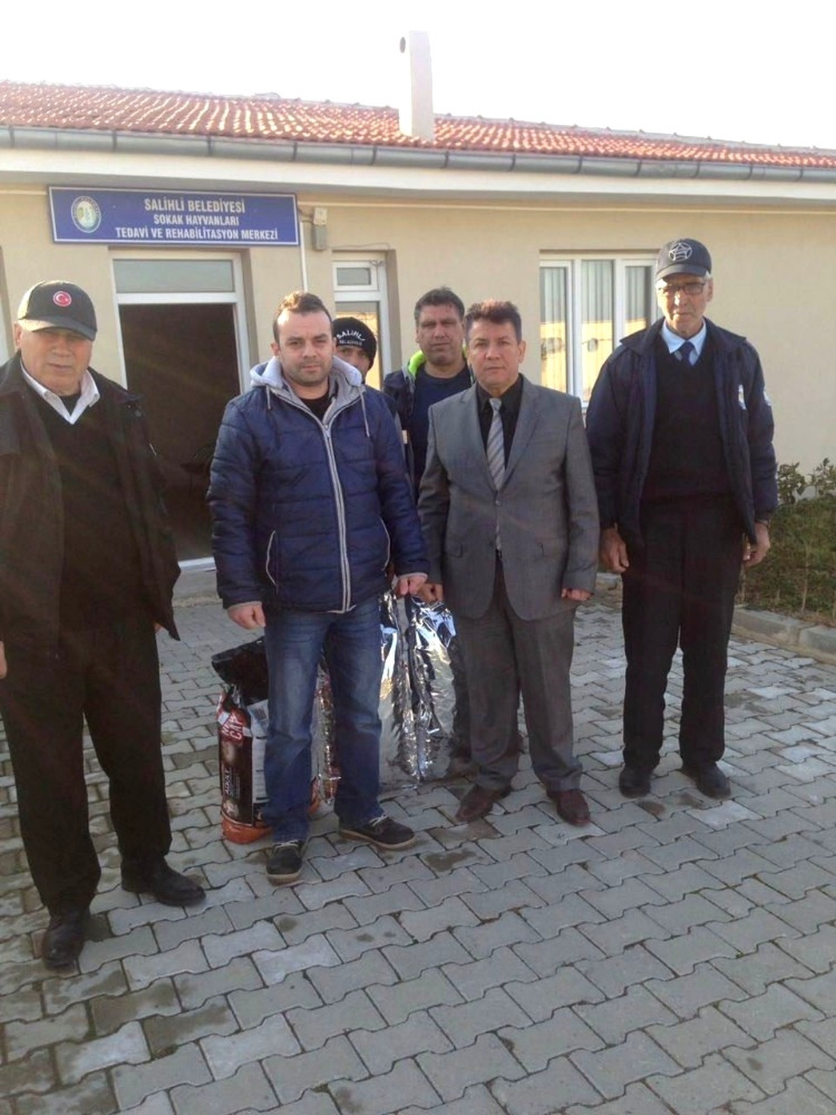 Salihli\'de Sokak Hayvanlarına Mama Desteği
