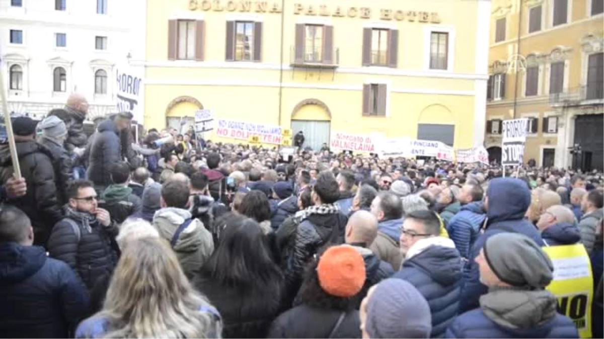 Taksicilerin Protestosu Roma\'yı Felç Etti