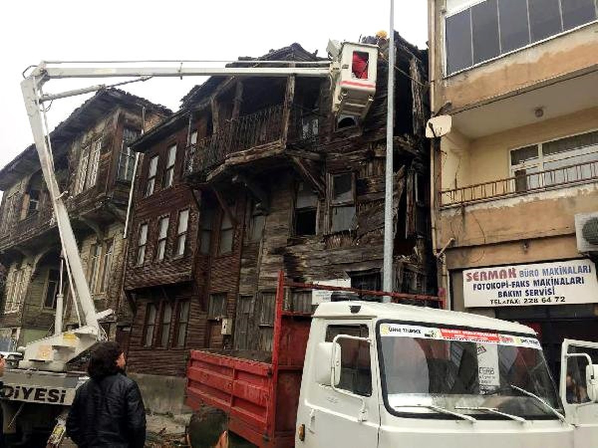 Tarihi Binanın Risk Taşıyan Bölümleri Söküldü