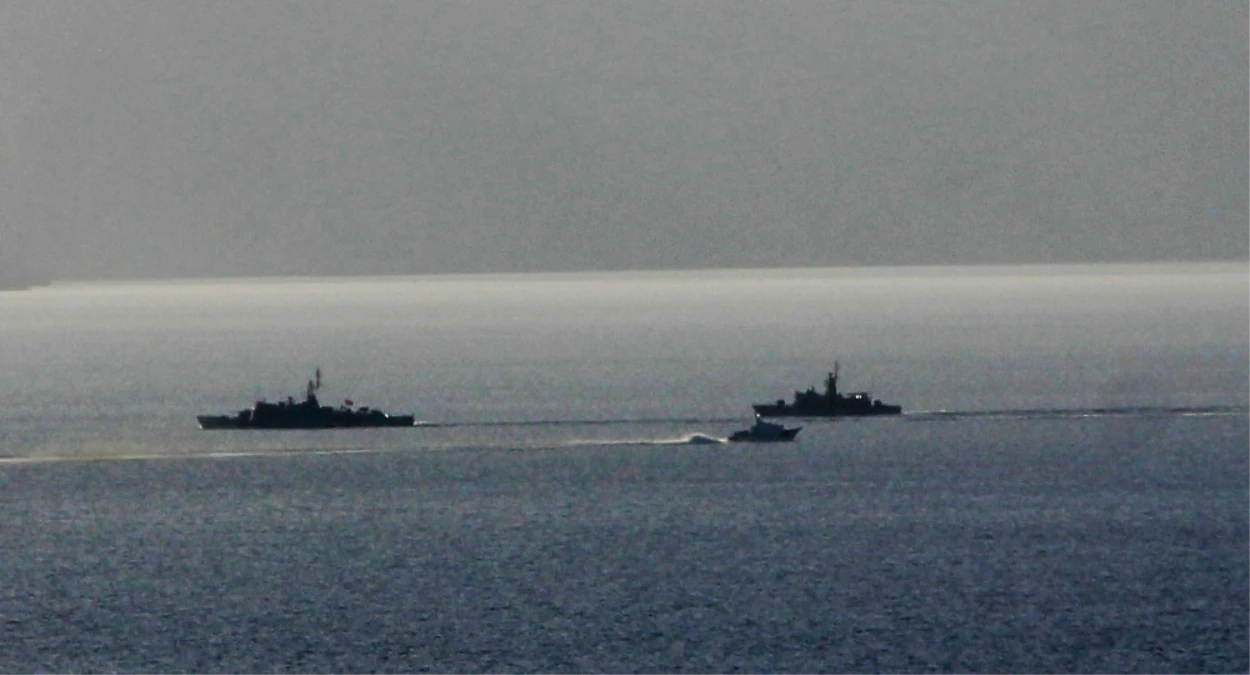 Türk ve Yunan Savaş Gemileri Kardak\'ta Karşı Karşıya Geldi