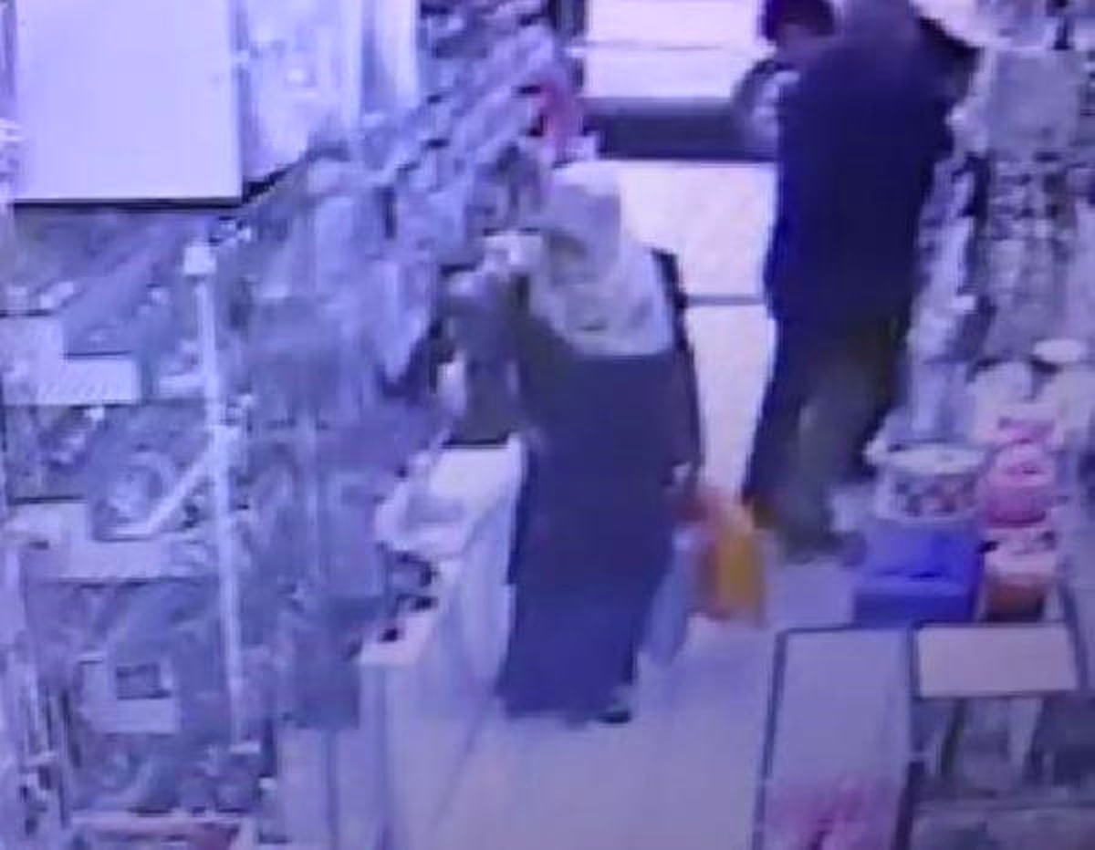 Yaşlı Kadının Hırsızlık Yapması Kamerada