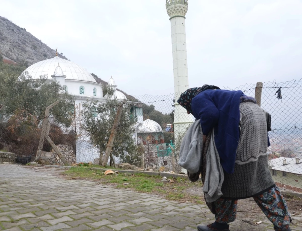 82 Yaşındaki Yaşlı Kadın Camide İki Büklüm Halde Nöbet Tutuyor