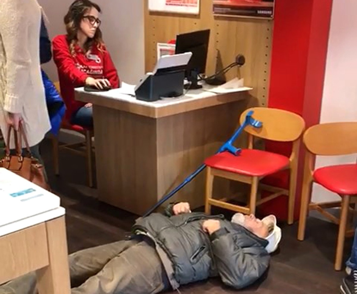 90\'lık Dede Telefon Faturasını Görünce Bayıldı