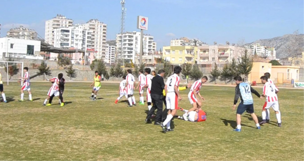 Adana\'daki Amatör Küme Maçında 15 Kırmızı Kart Çıktı, Maç Tatil Edildi
