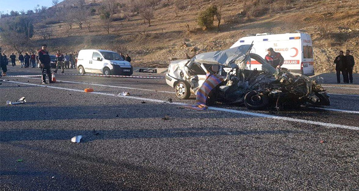 Adıyaman\'da Tırla Otomobil Çarpıştı: 4 Ölü, 2 Yaralı