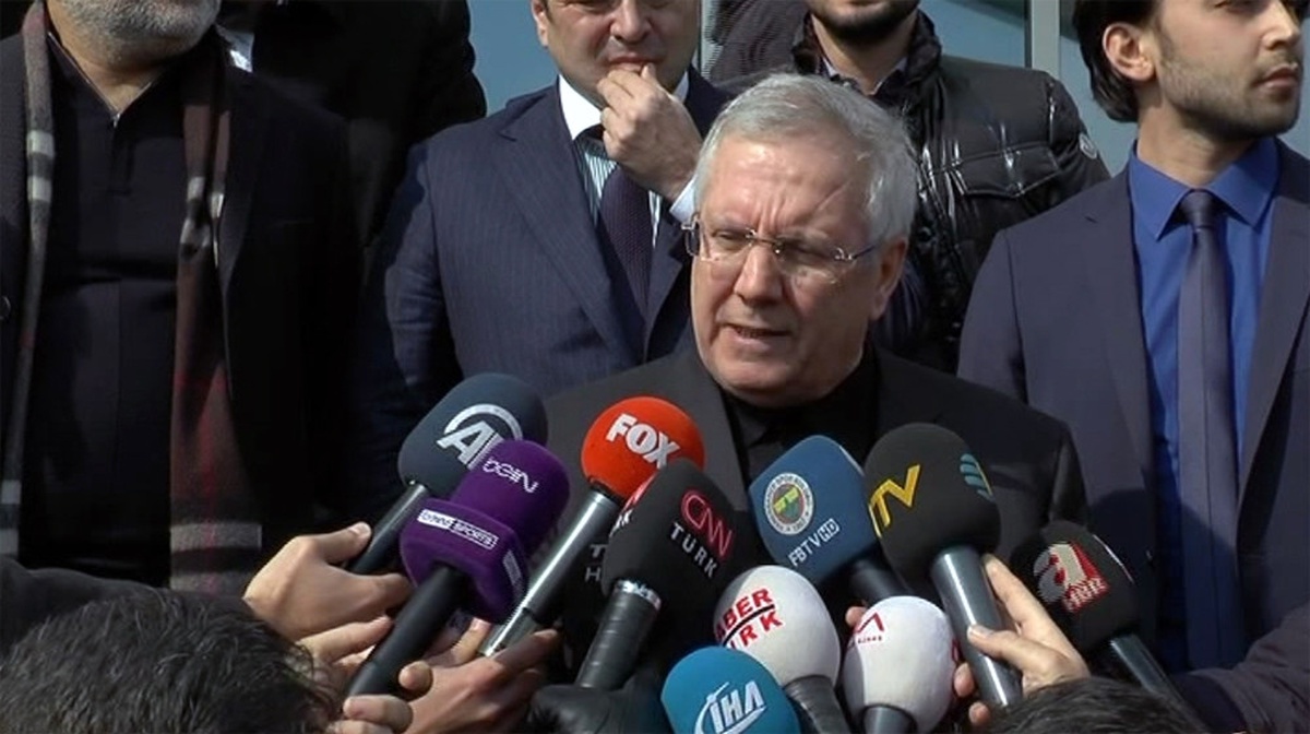 Aziz Yıldırım\'dan Mehmet Ekici\'ye Jest