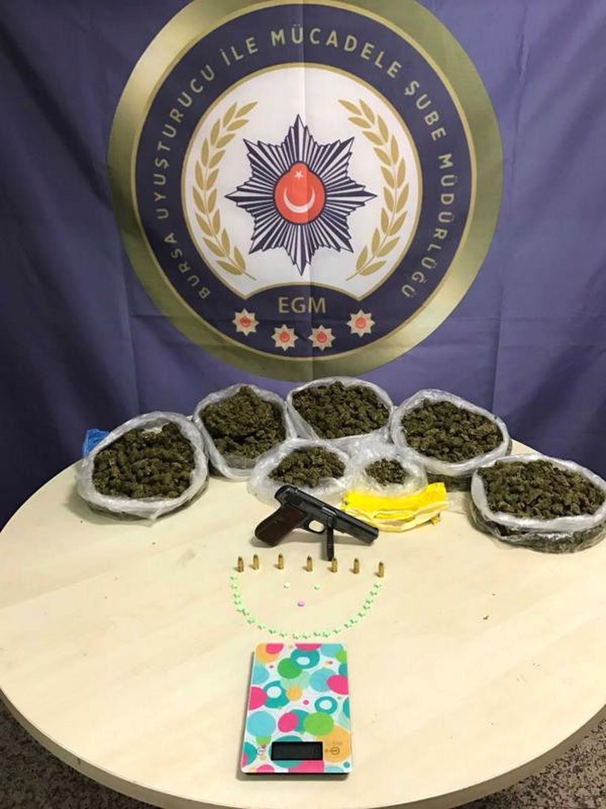 Bursa\'da Hassas Terazili Uyuşturucu Satıcılarına Baskın