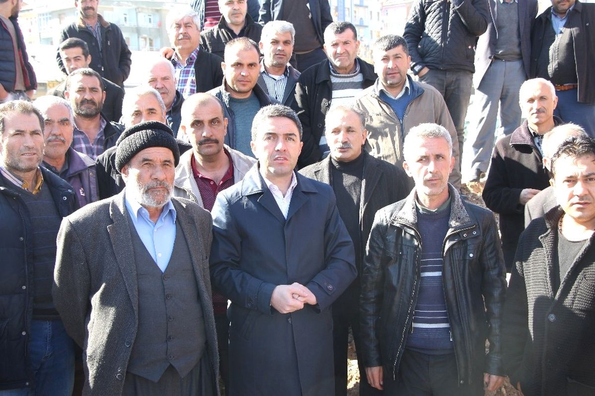 CHP Malatya İl Başkanı Kiraz, Eski Köy Garajının Girişinin Toprakla Kapatılmasına Tepki Gösterdi