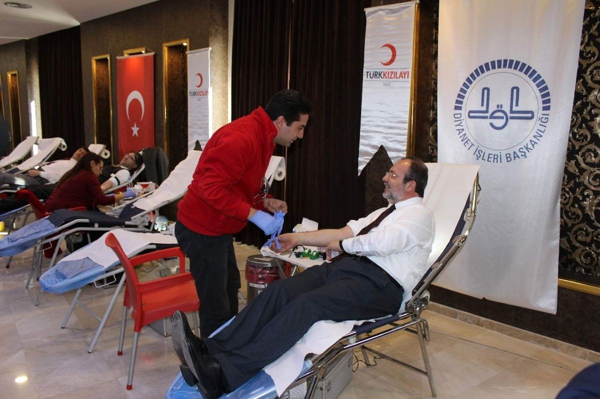Diyanet İşleri Başkanı Prof. Dr. Mehmet Görmez Kızılay\'a Kan Bağışında Bulundu