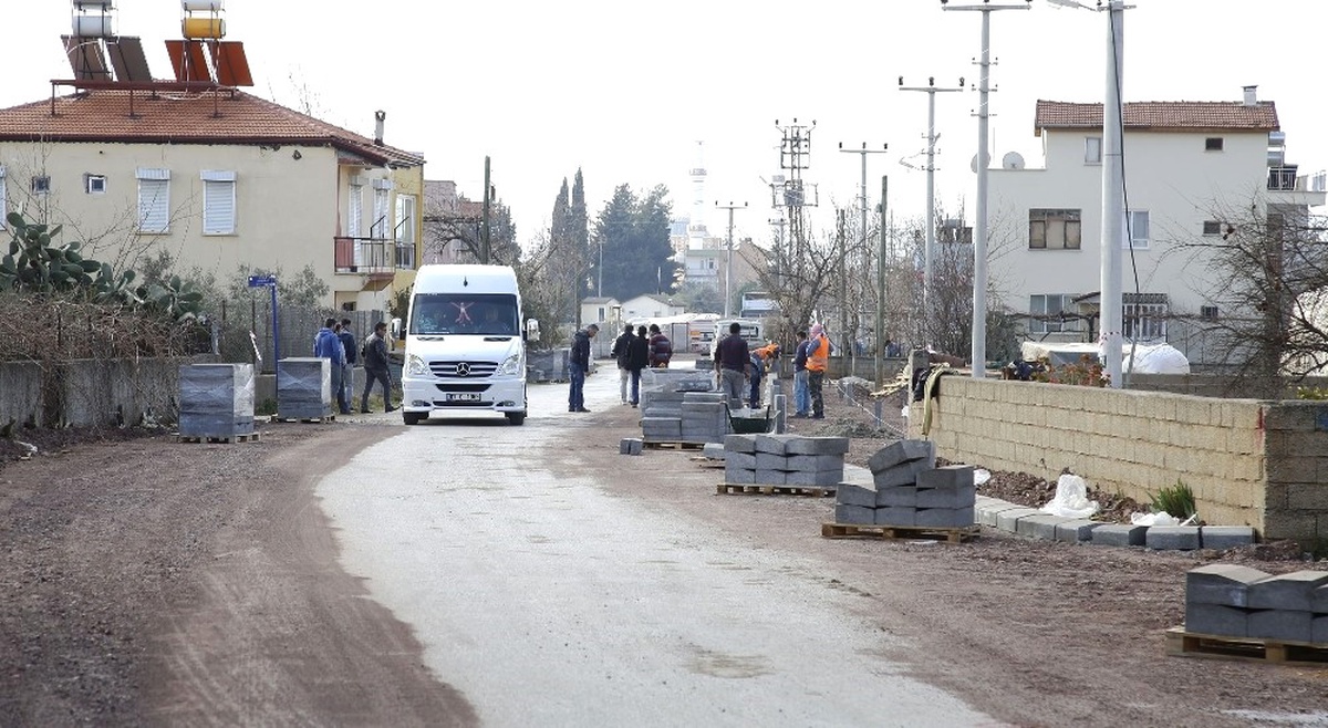 Döşemealtı Yalınlı Mahallesi Yolu Güzelleşiyor