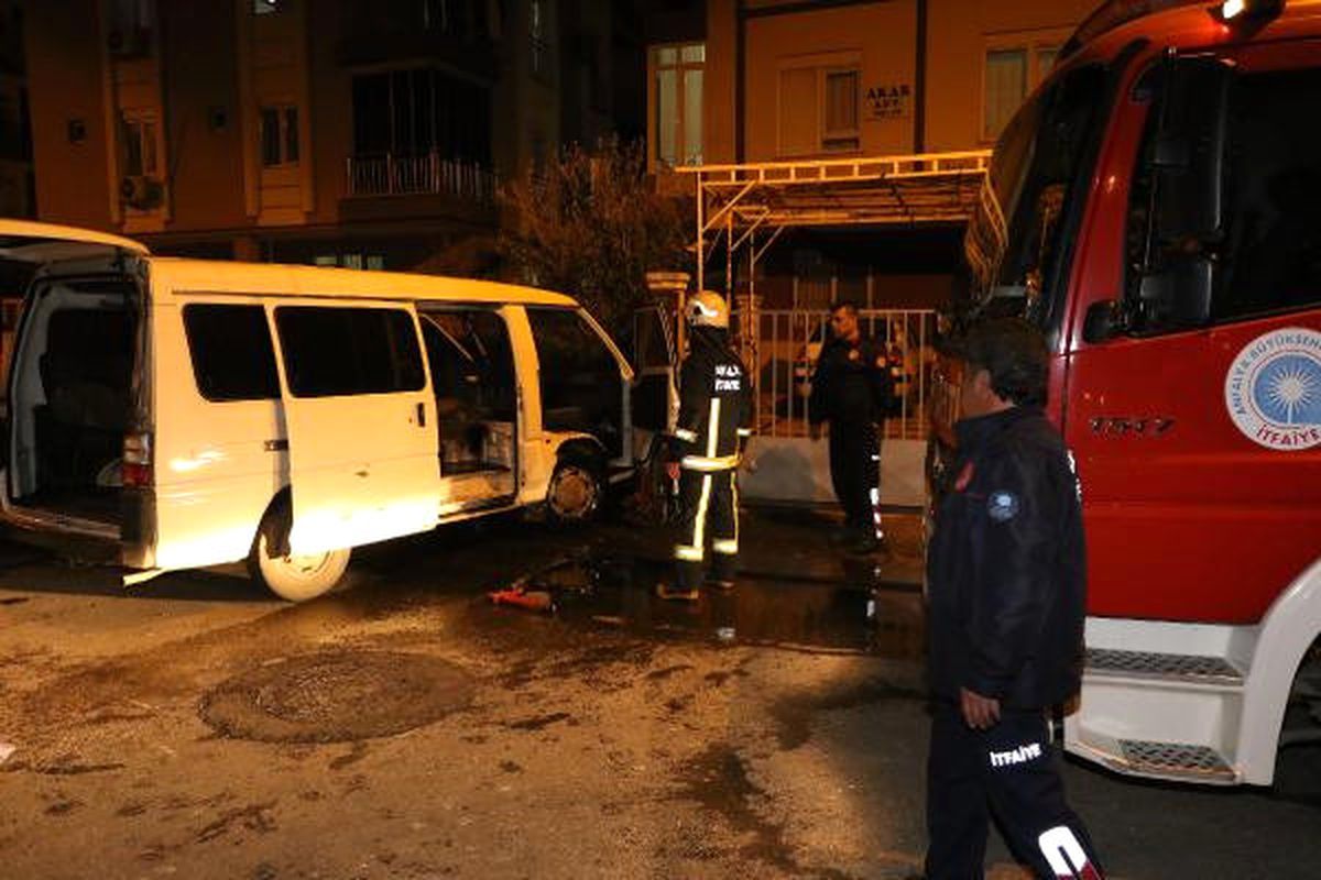 Duvara Çarpan Minibüs Alev Aldı