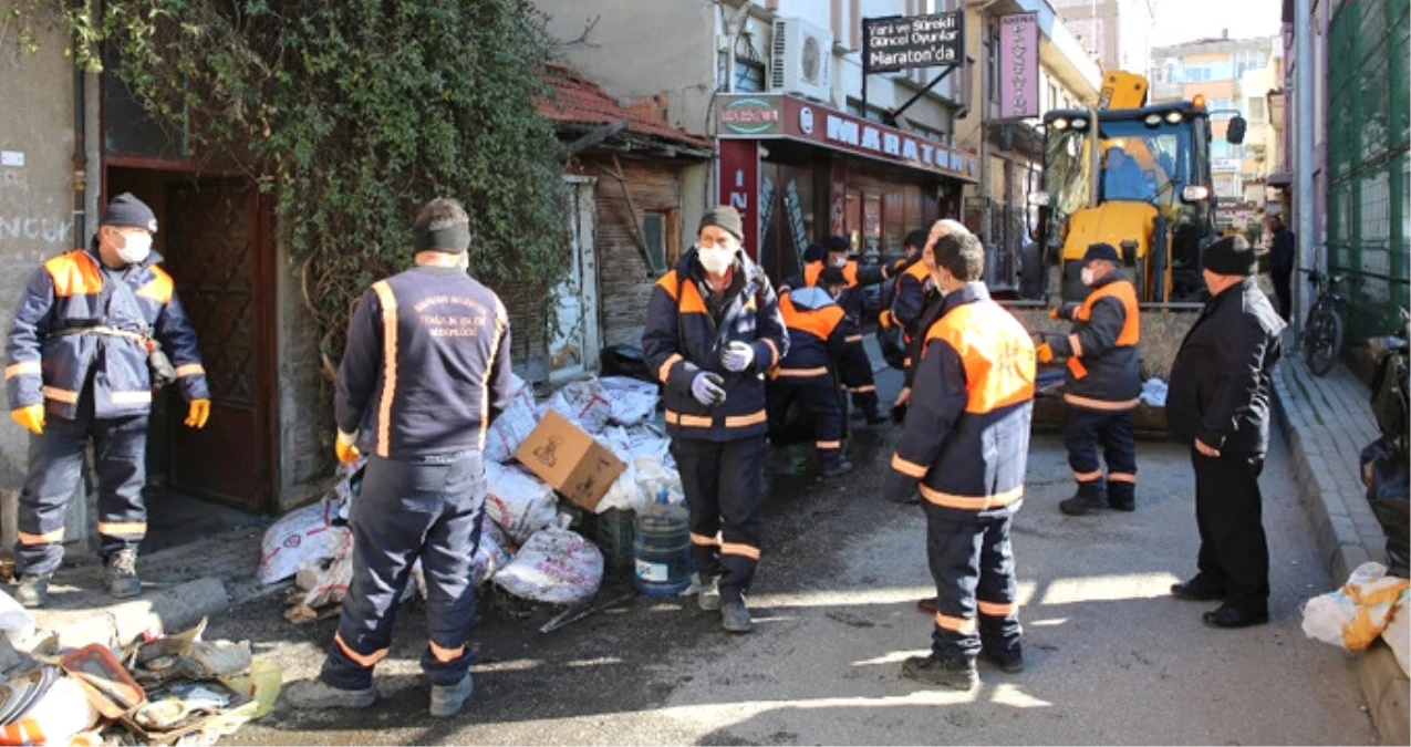 Belediye Ekipleri, Bir Evden 5 Kamyon Çöp ve 3 Ölü Kedi Yavrusu Çıkardı