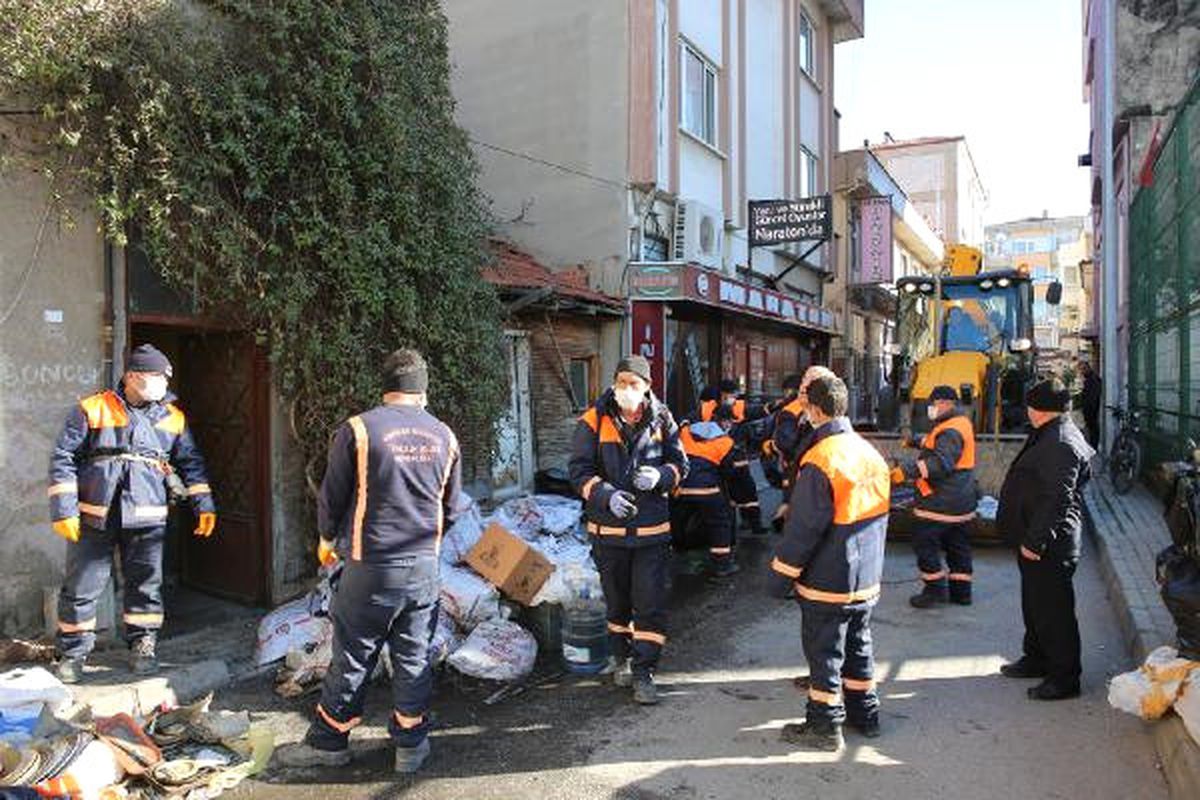 Evden 5 Kamyon Çöp Çıkarıldı