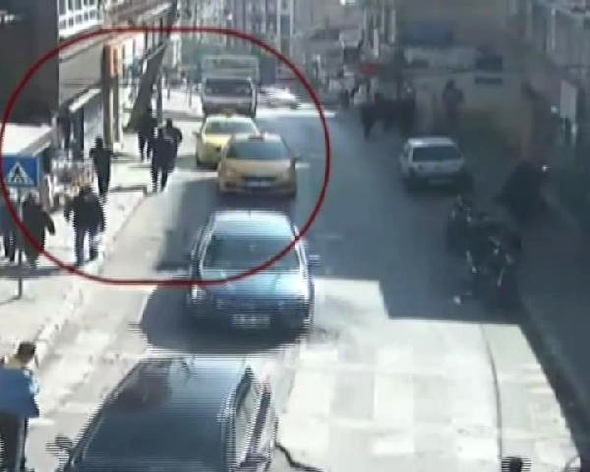 Gaziosmanpaşa\'da Kahvehaneye Silahlı Saldırı Güvenlik Kamerasında