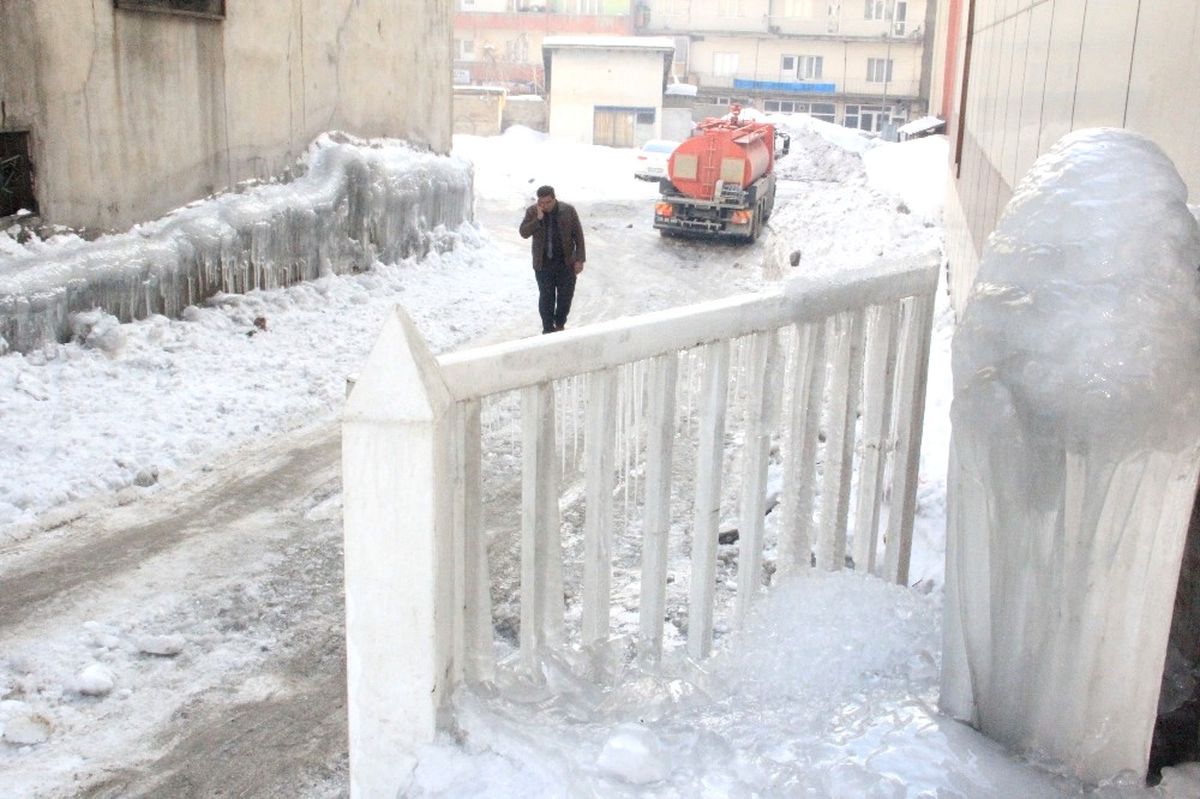 Hakkari\'de Binaların Duvarları Buz Tuttu