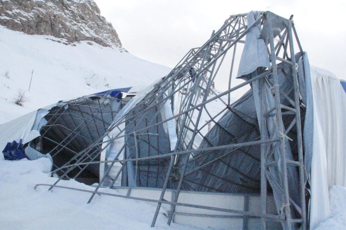 Hakkari\'nin İlk Buz Pateni Pistinin Çatısı Çöktü