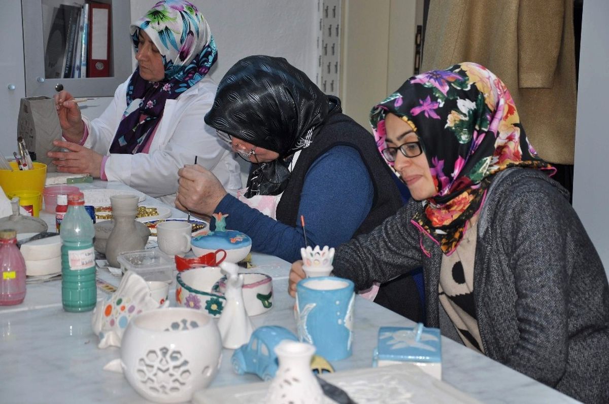Hem Sanat Öğreniyor Hem de Ev Ekonomilerine Katkı Sağlıyorlar