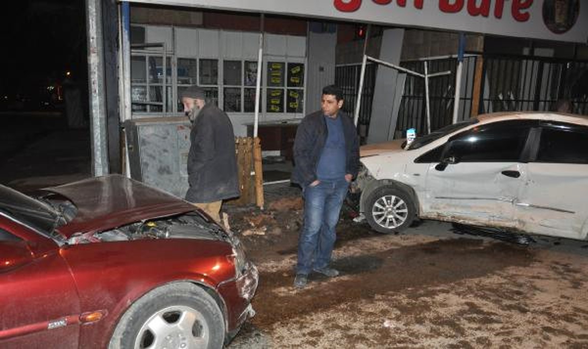 İnegöl\'de Zincirleme Kaza; 3 Yaralı