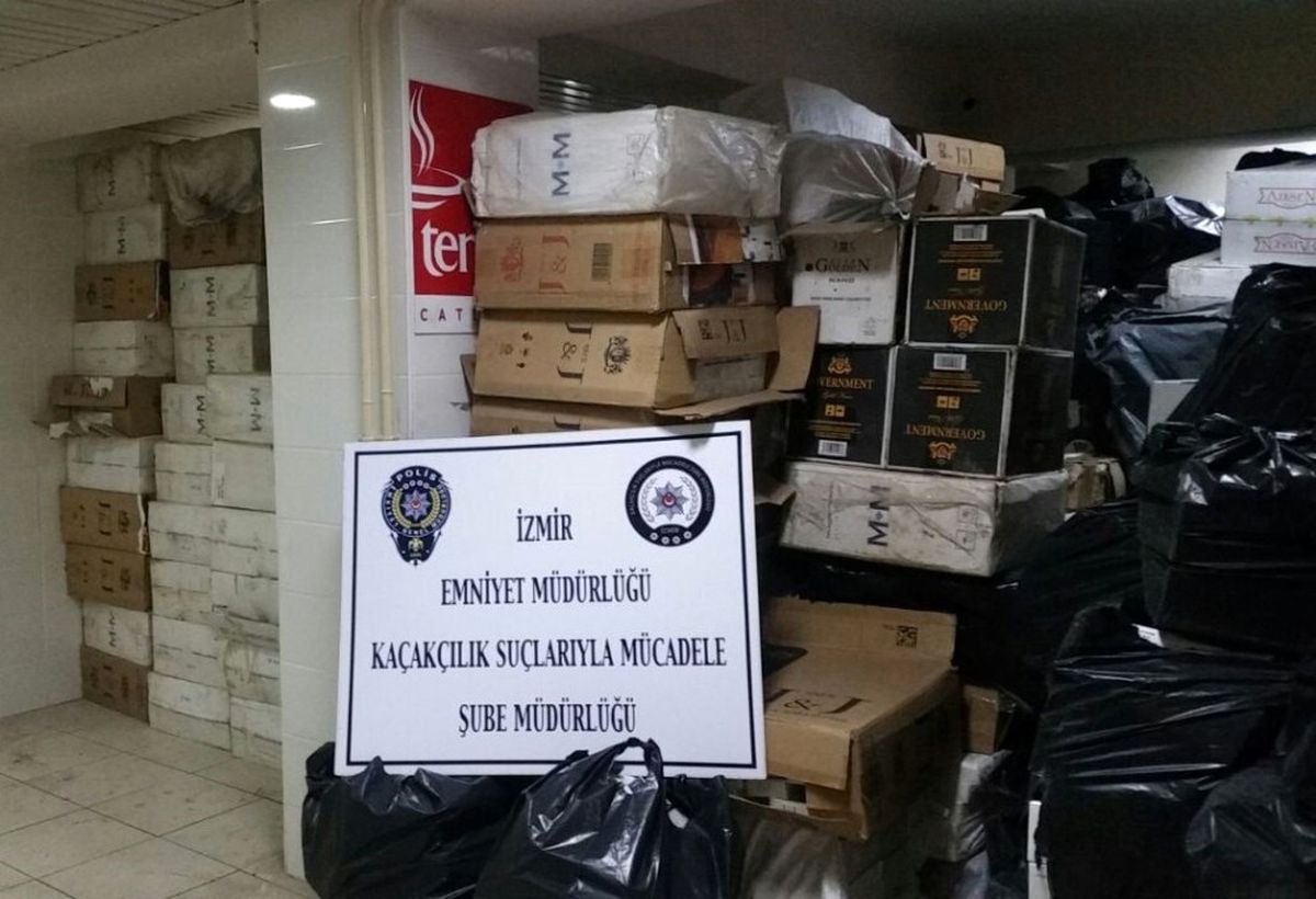 İzmir\'de 266 Bin Kaçak Sigara Ele Geçirildi