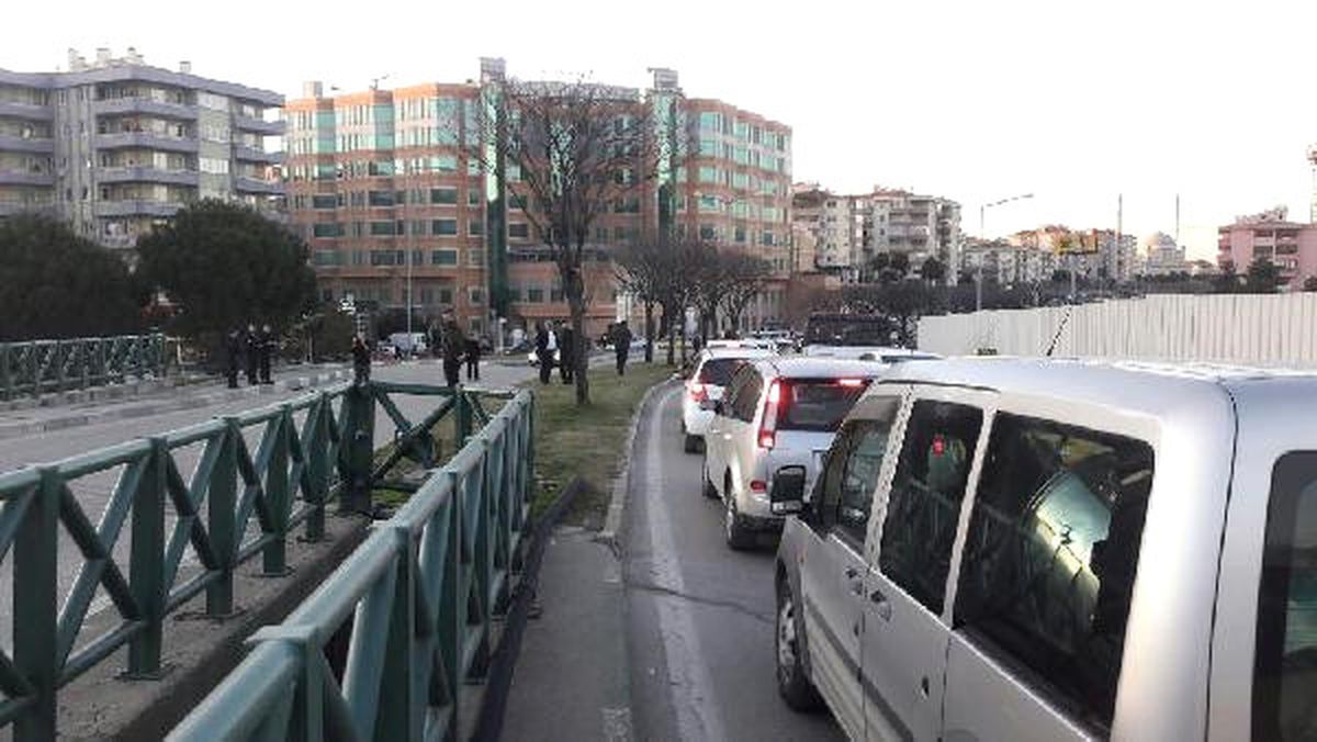 Köprü Korkuluklarına Asılan Çanta Tedirginliğe Neden Oldu