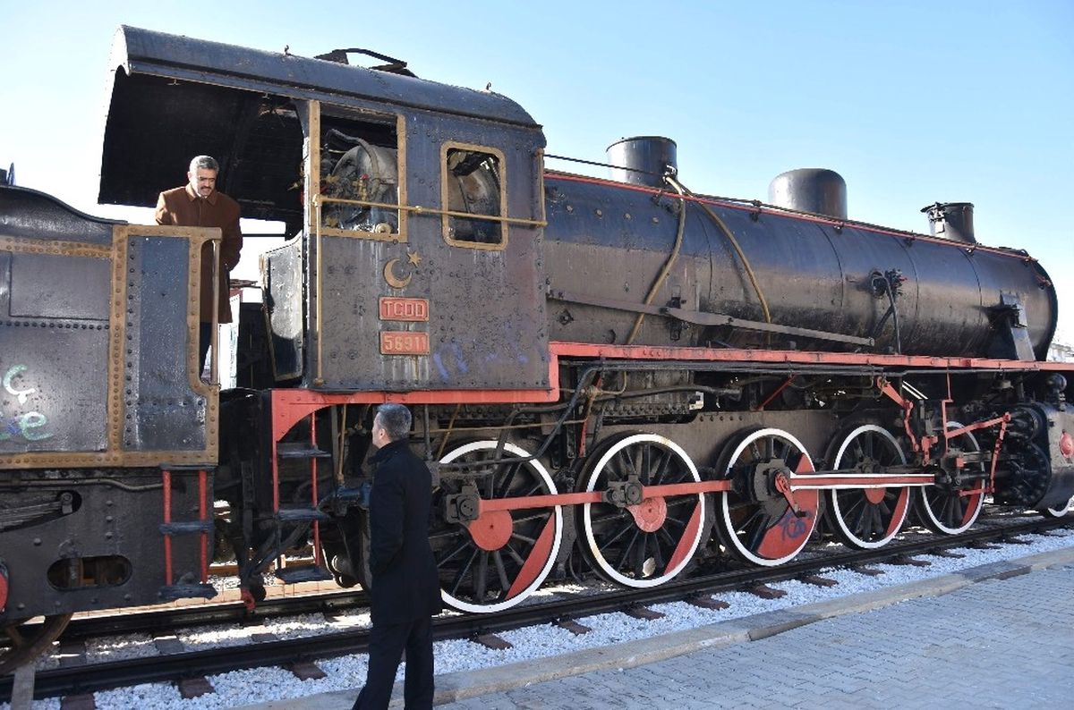 Nazilli\'de Kara Tren Hangara Geldi