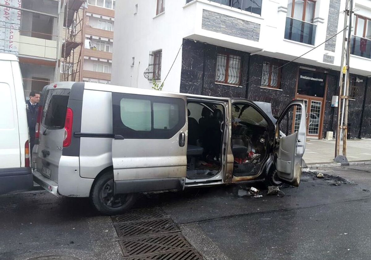 Esenler\'de Park Halindeki Minibüs Alev Alev Yandı