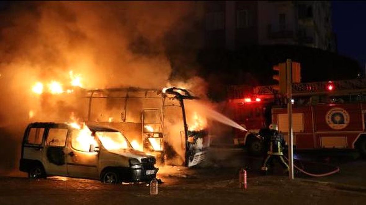 Servis Midibüsü Alev Alev Yandı, İşçiler Ölümden Döndü