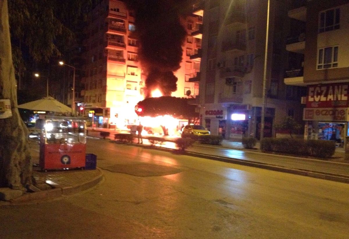 Servis Midibüsü Yandı, Işçiler Ölümden Döndü