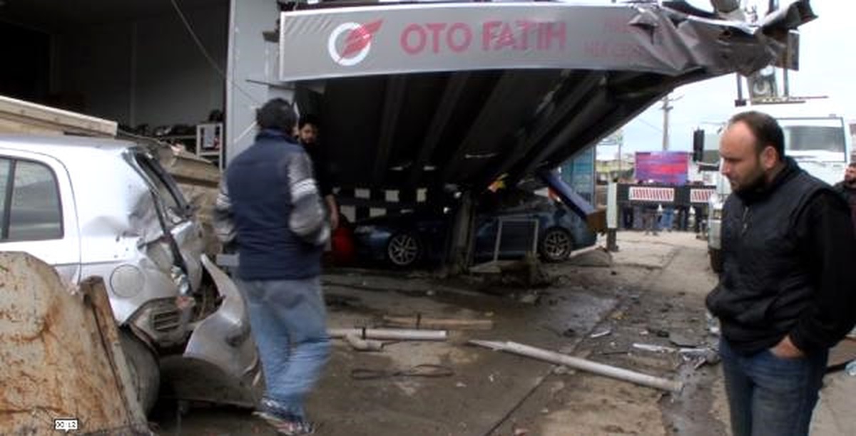 Sürücüsü Kalp Krizi Geçiren Kamyonun Çarptığı 10 Araç Hurdaya Döndü