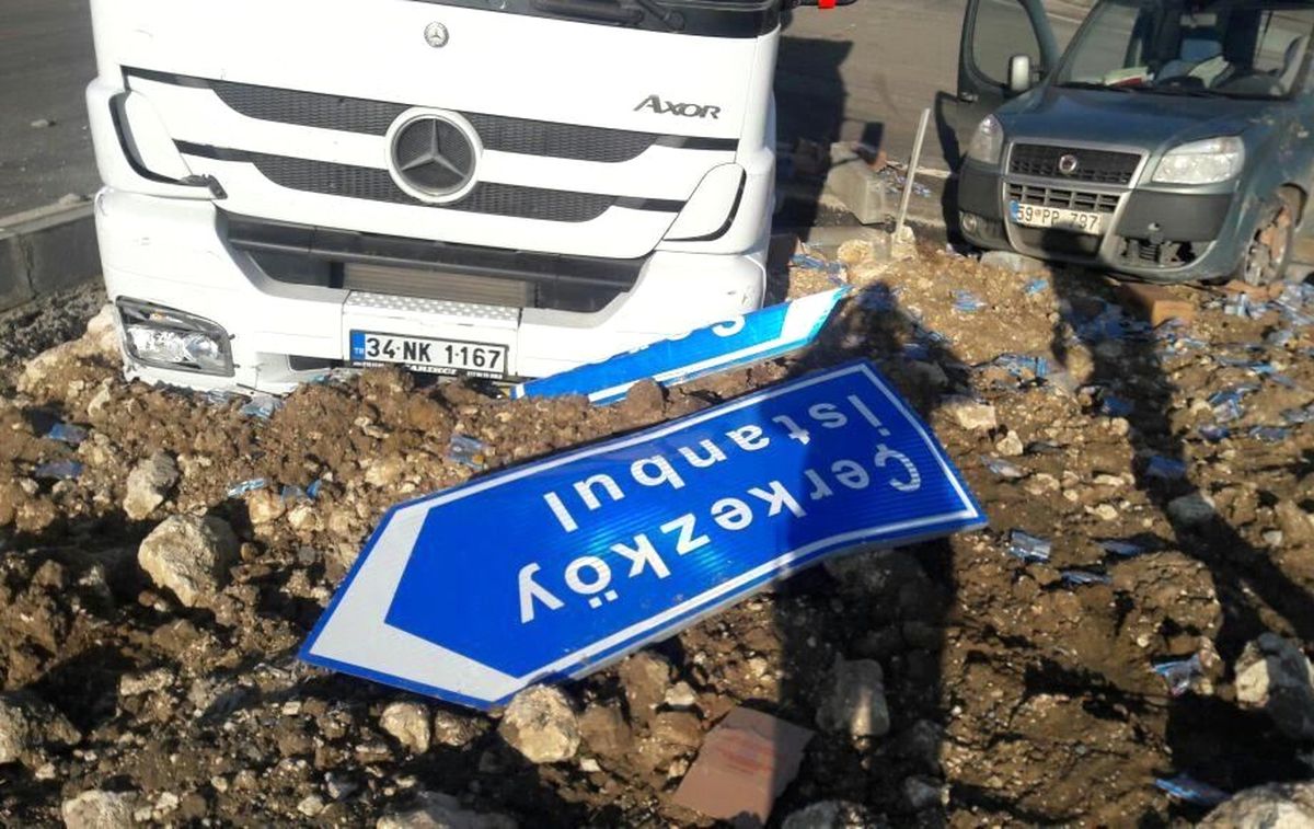 Tekirdağ\'da Tır ile Hafif Ticari Araç Çarpıştı: 4 Yaralı
