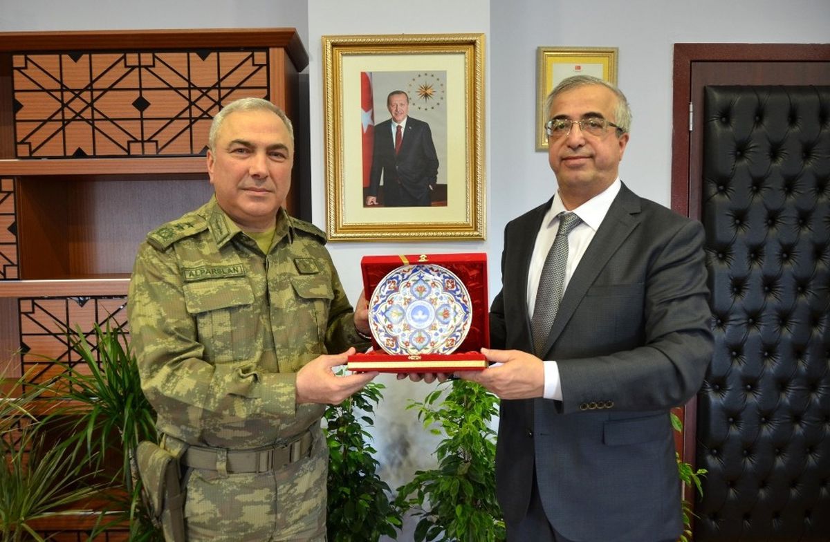 Tümgeneral Alparslan\'dan Rektör Şengörür\'e Ziyaret