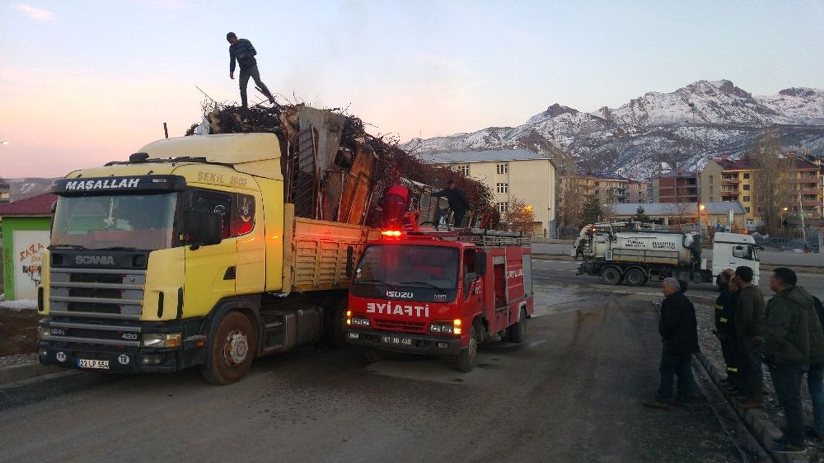 Tunceli\'de Hurda Yüklü Araçta Yangın Çıktı