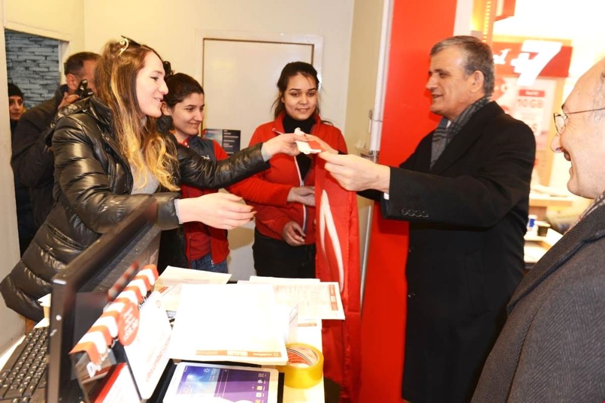 Vali ve Başkan Esnafa Kurtuluş Bayrağı Dağıttı