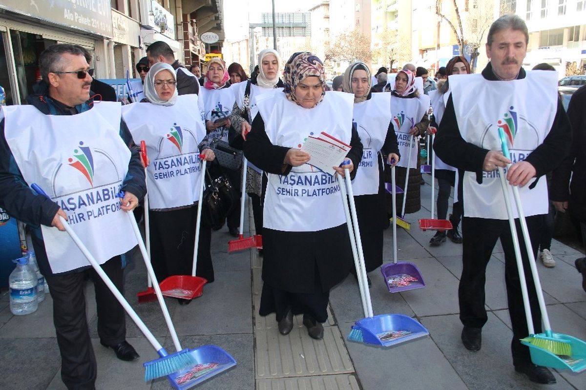 Yaşanabilir Şehir Platformundan "Süpürgeni Al da Gel" Eylemi