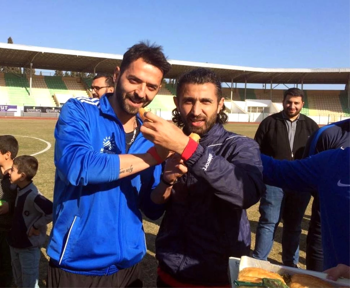 Adıyaman Belediyesi Hentbol Takımından Adıyaman 1954 Spora Tatlı İkramı