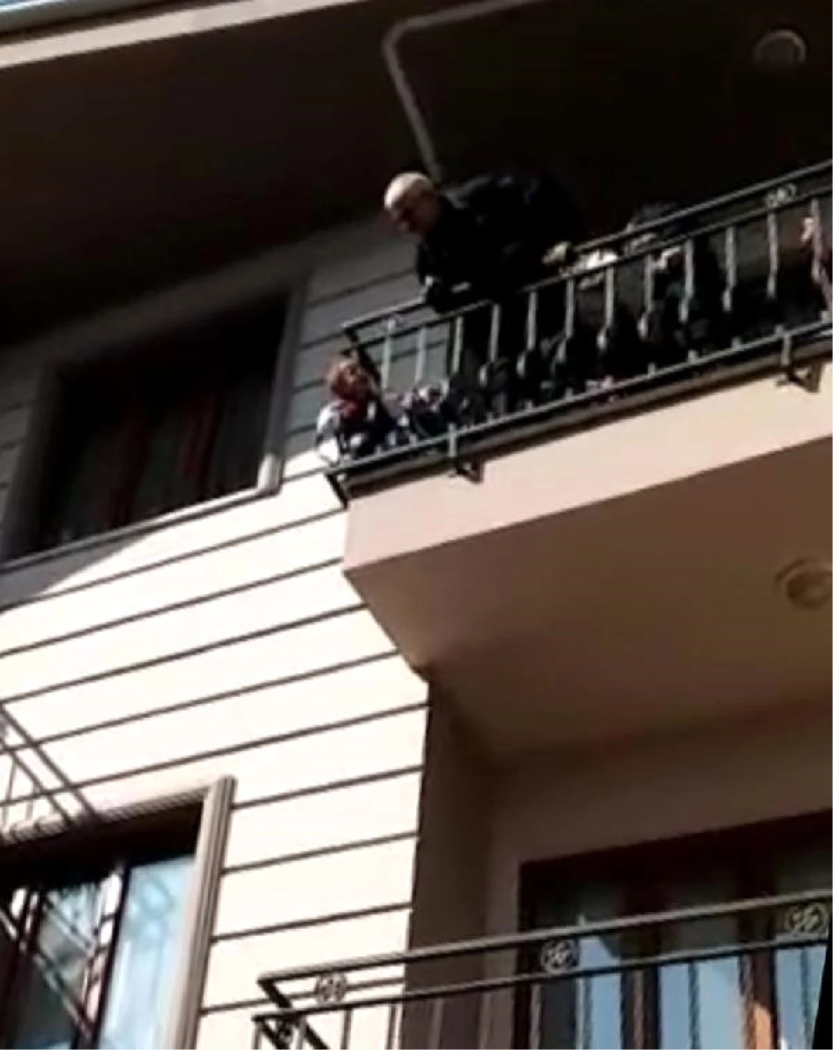 Başı Balkon Demirine Sıkışan Minikt Fatih\'i İtfaiye Kurtarırdı