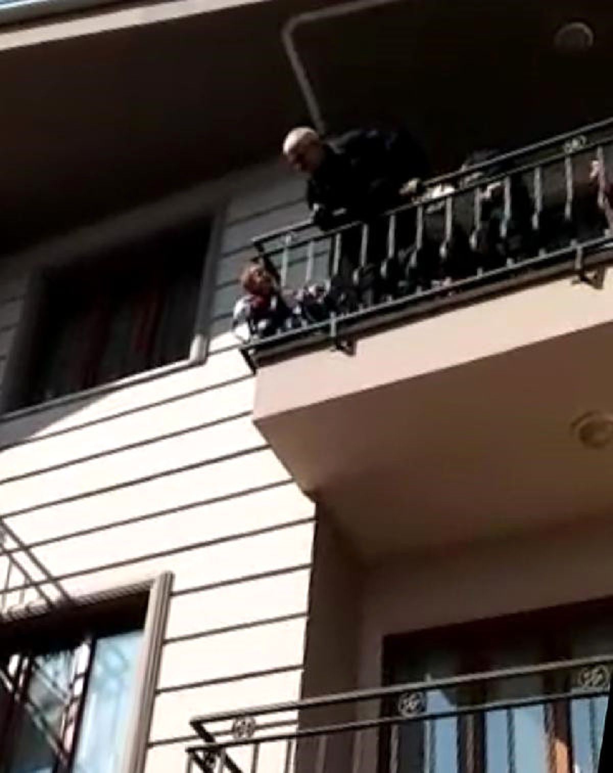 Başı Balkon Demirine Sıkışan Minikt Fatih\'i İtfaiye Kurtarırdı