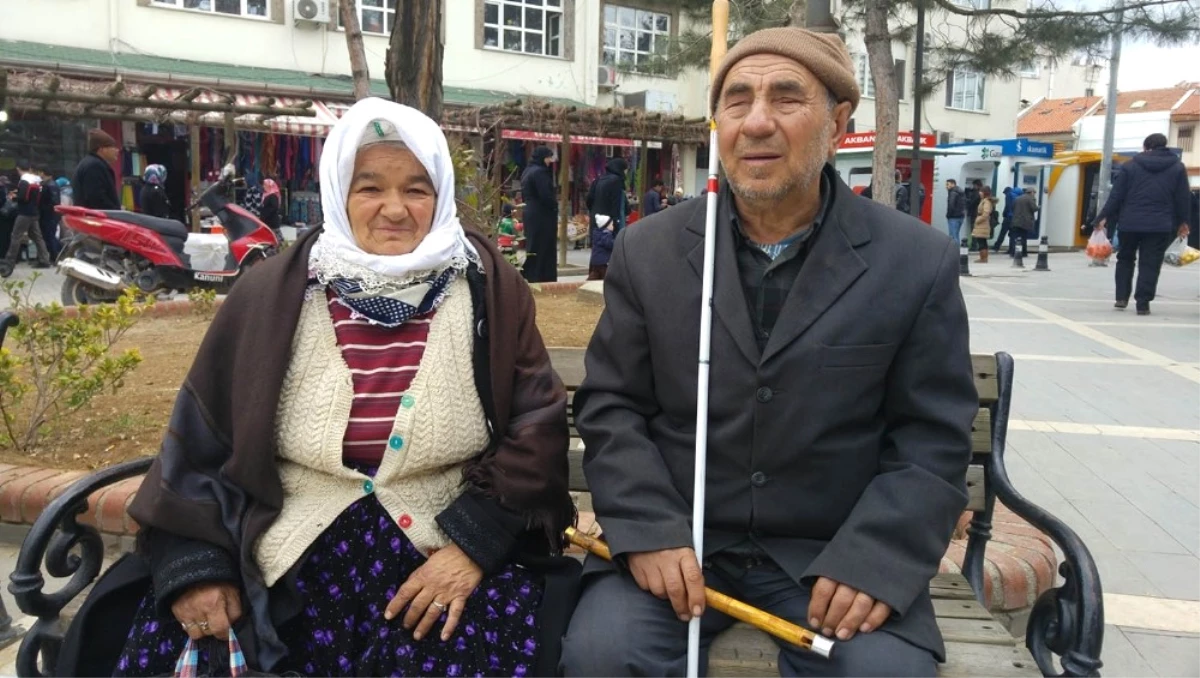 Engelli Çift, Kütahya\'dan Uşak\'a Giderek Sokak Müzisyenliği Yapıyor