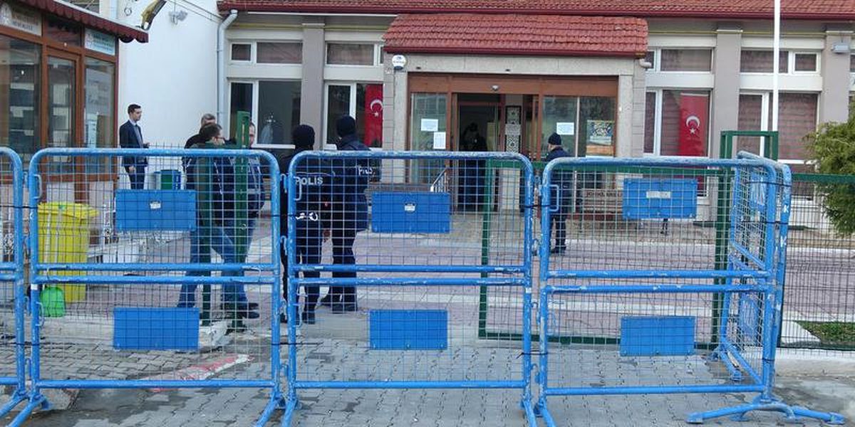 Darbecilerin Yargılandığı Binanın Lağımı Taştı