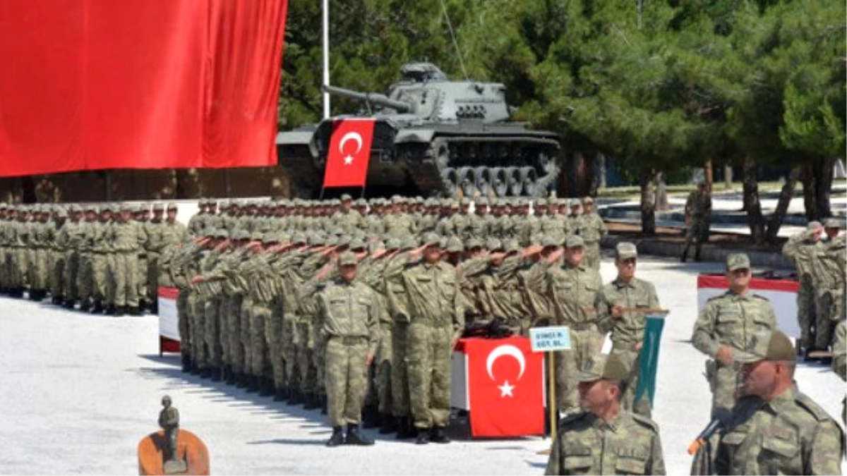 İzmir\'de Eğitimini Tamamlayan Askerler Yemin Etti